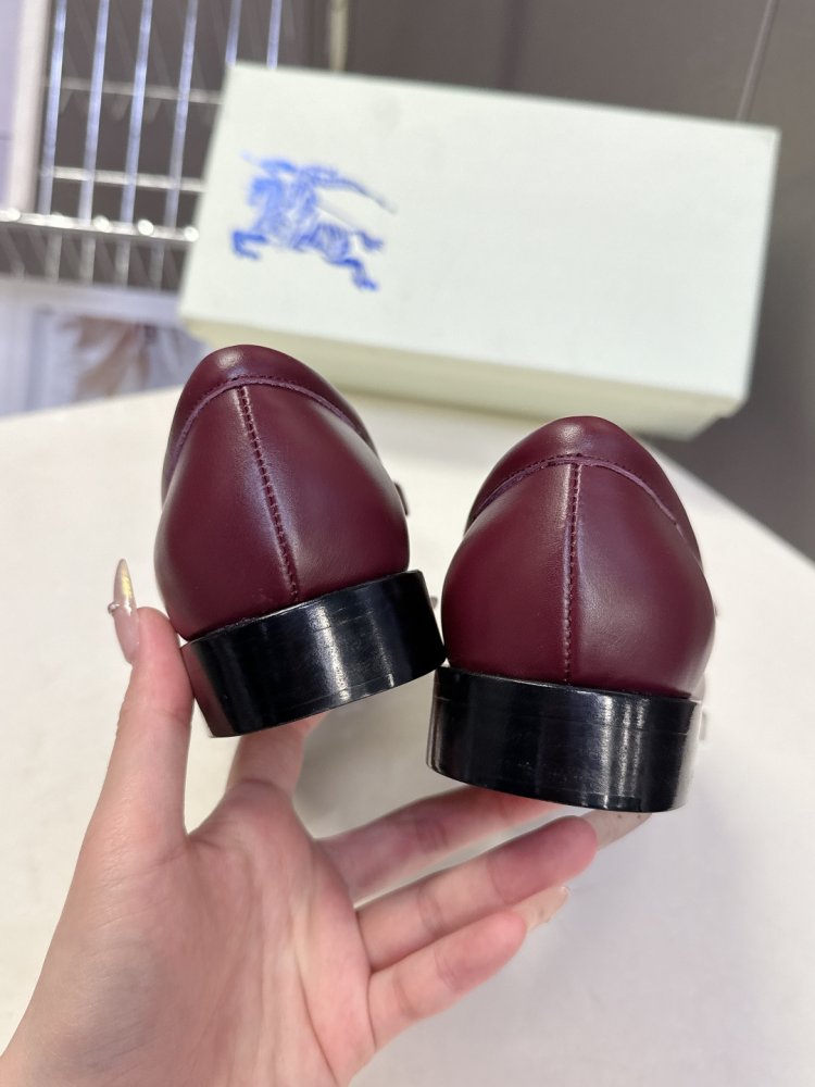 Лоферы женские кожаные с пряжкой на низком каблуке классические фото 8