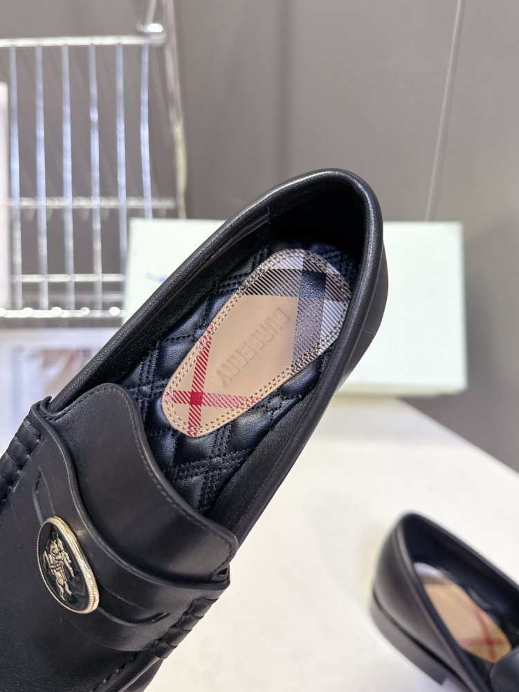 Лоферы женские кожаные с пряжкой на низком каблуке классические фото 8