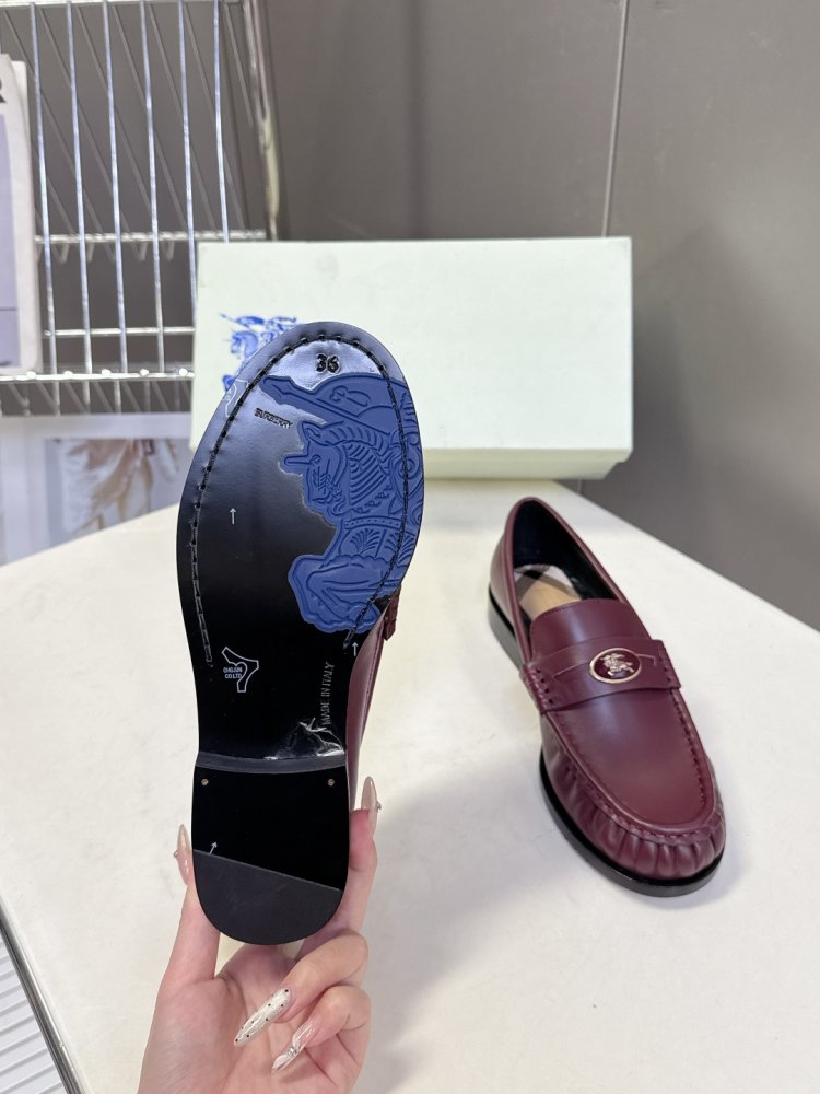 Лоферы женские кожаные с пряжкой на низком каблуке классические фото 9