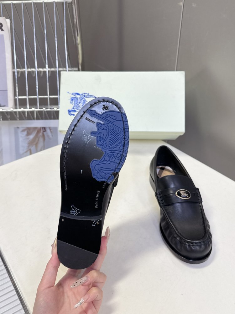 Лоферы женские кожаные с пряжкой на низком каблуке классические фото 9