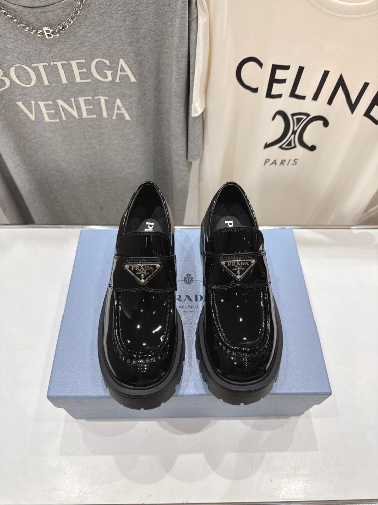 Лоферы женские