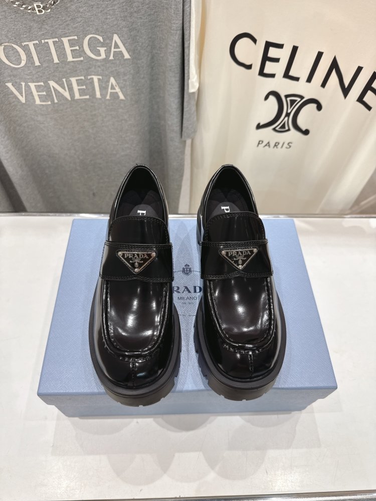 Лоферы женские