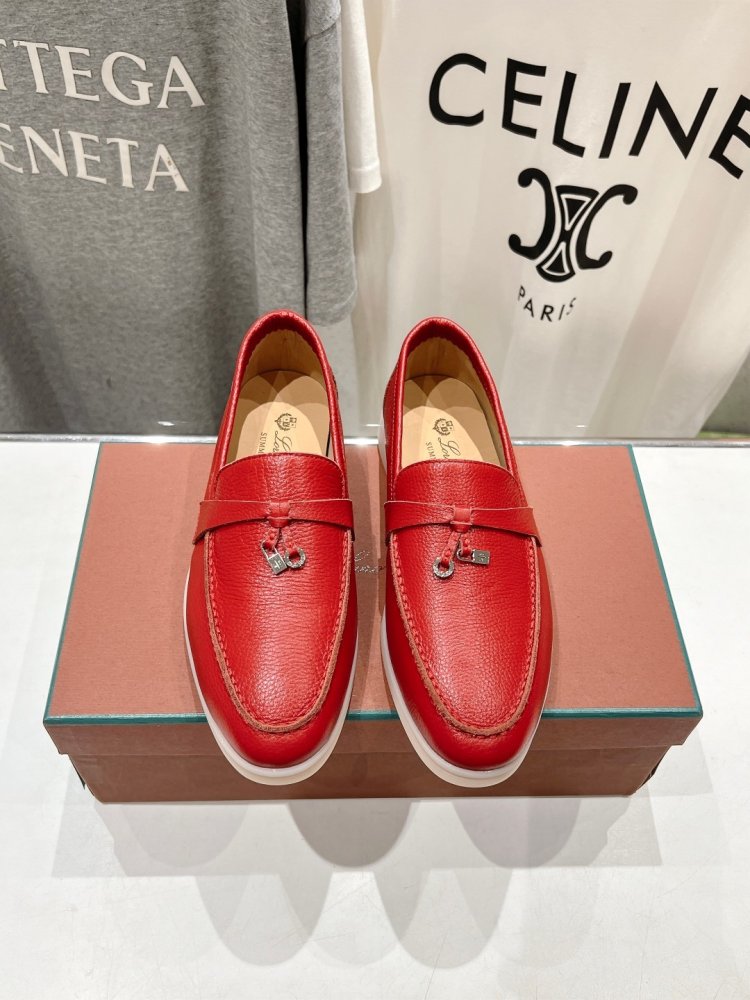 Лоферы жіночі