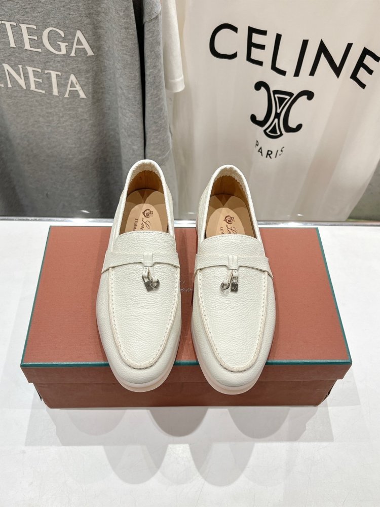 Лоферы жіночі