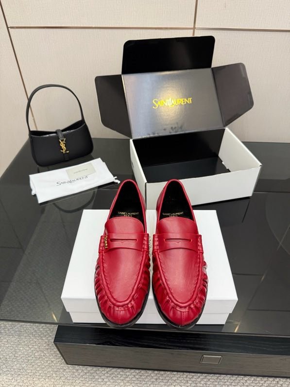 Лоферы женские