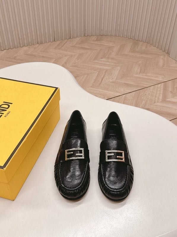 Лоферы женские