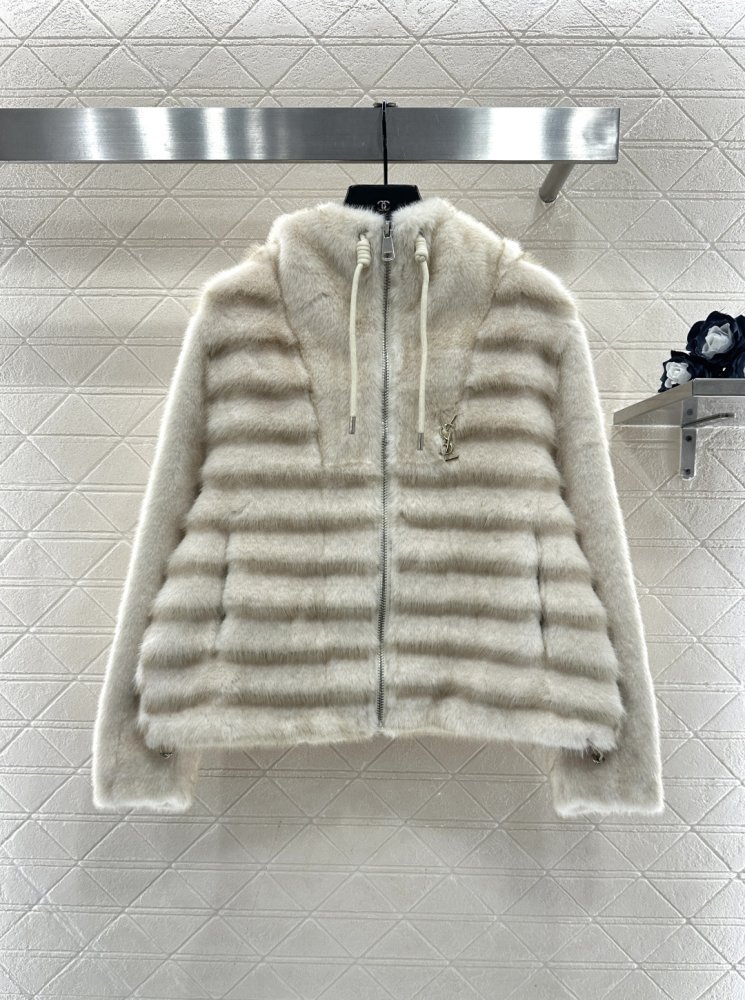 Меховая шуба с капюшоном