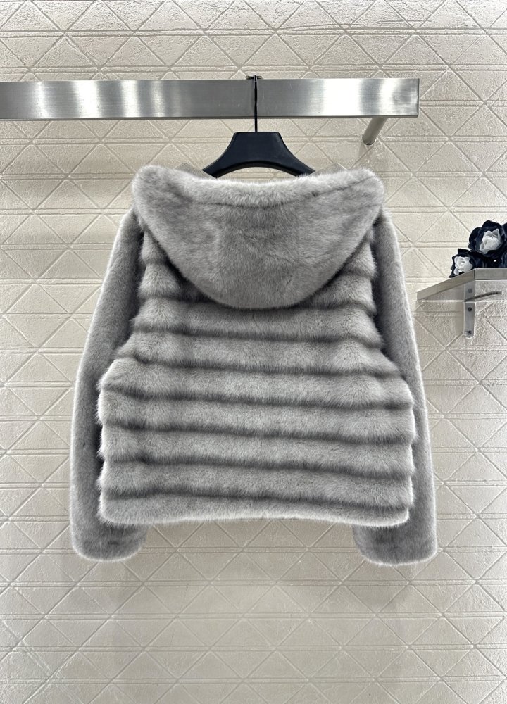 Меховая шуба с капюшоном фото 2