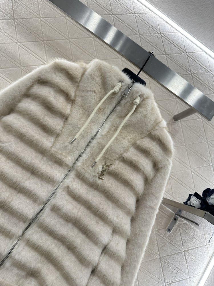 Меховая шуба с капюшоном фото 3