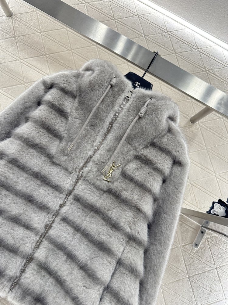 Меховая шуба с капюшоном фото 3