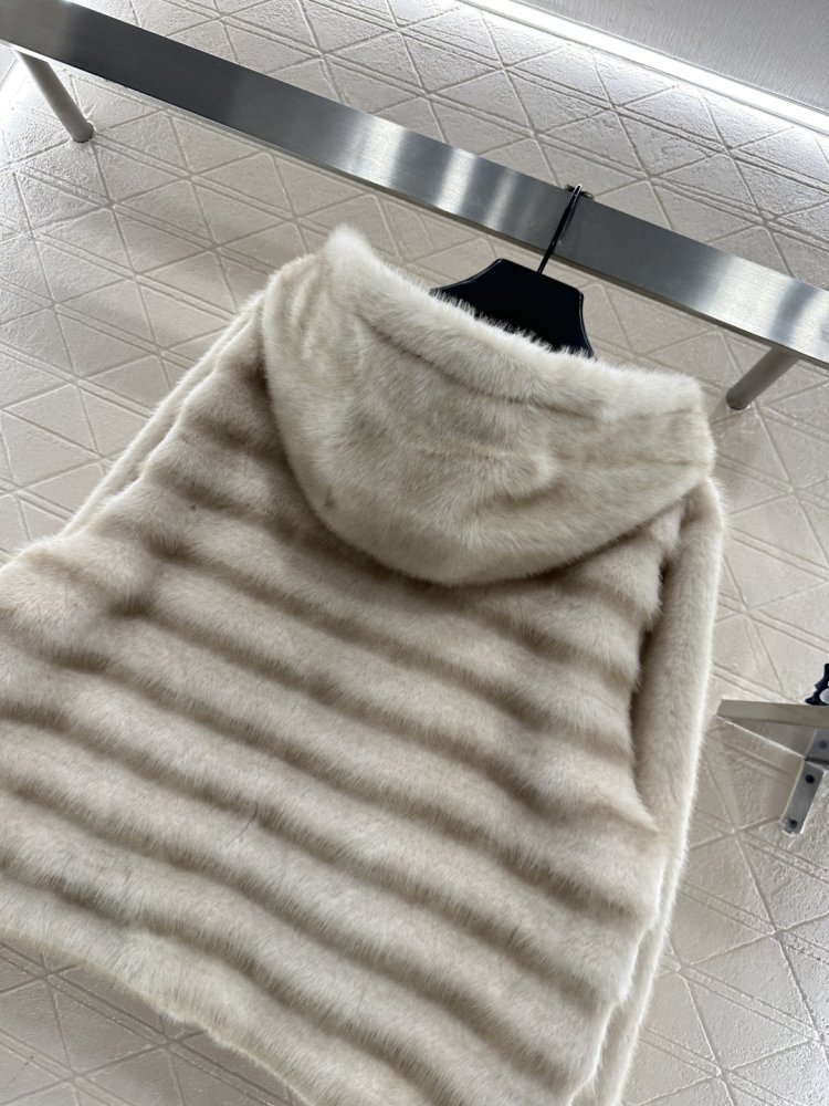 Меховая шуба с капюшоном фото 4