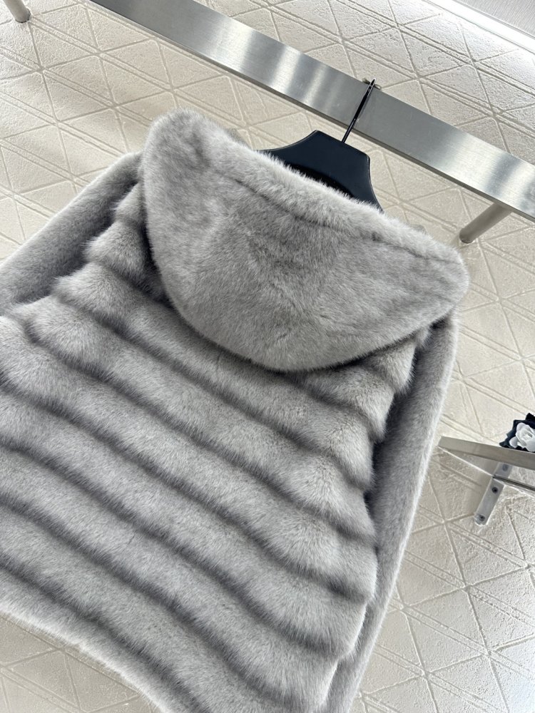 Меховая шуба с капюшоном фото 4