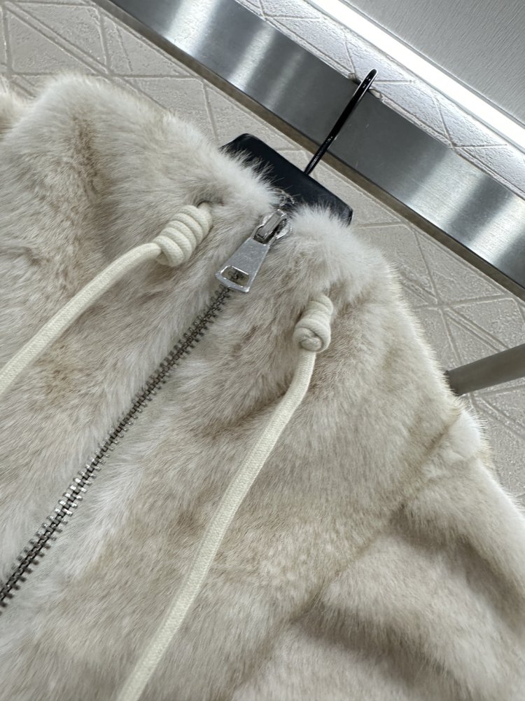 Меховая шуба с капюшоном фото 8