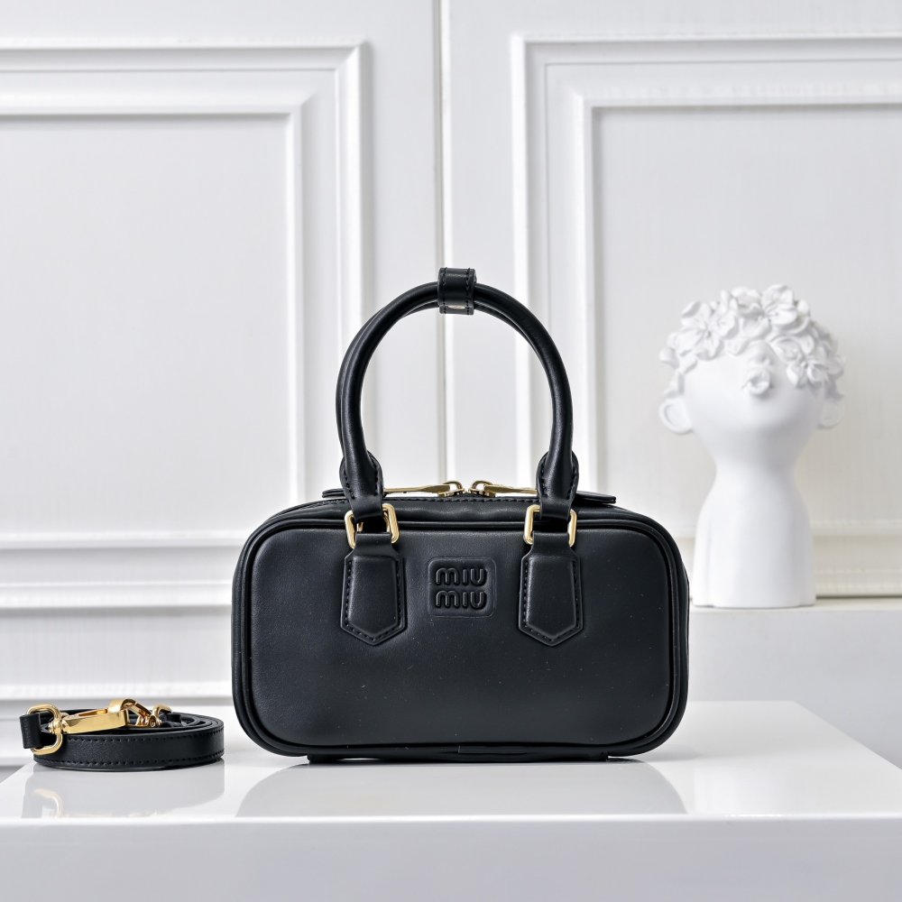 Мини сумка Arcadie кожаная 19 см