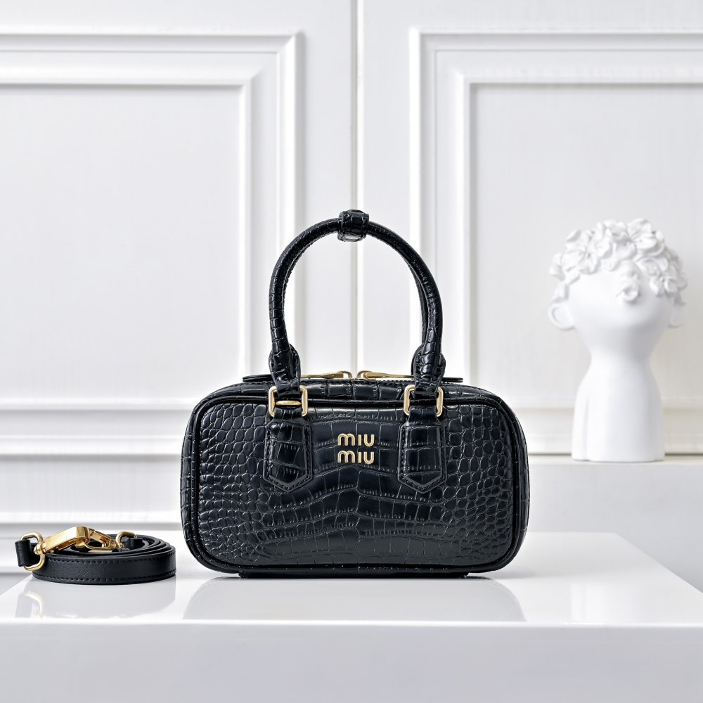 Мини сумка Arcadie кожаная 19 см