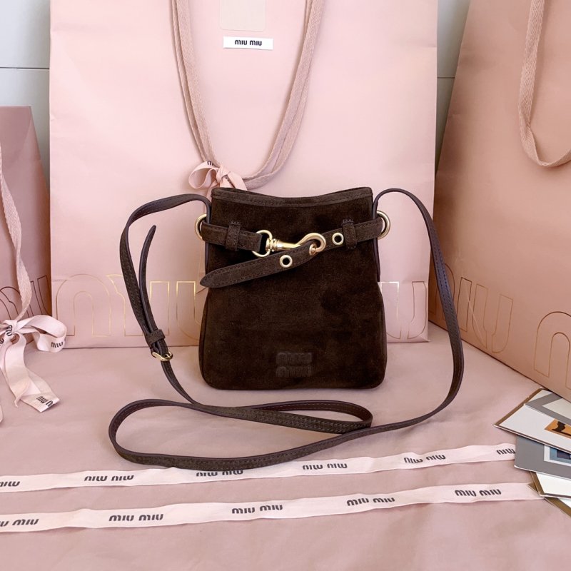 Мини сумка Miu Miu Bucket кожаная с карабином