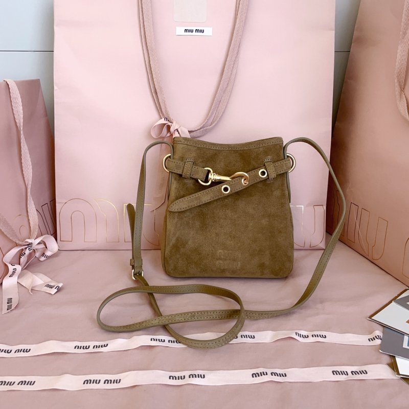 Мини сумка Miu Miu Bucket кожаная с карабином