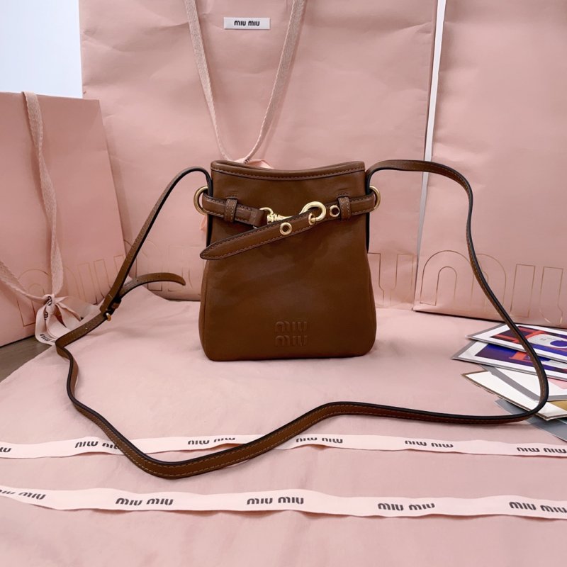 Мини сумка Miu Miu Bucket кожаная с карабином