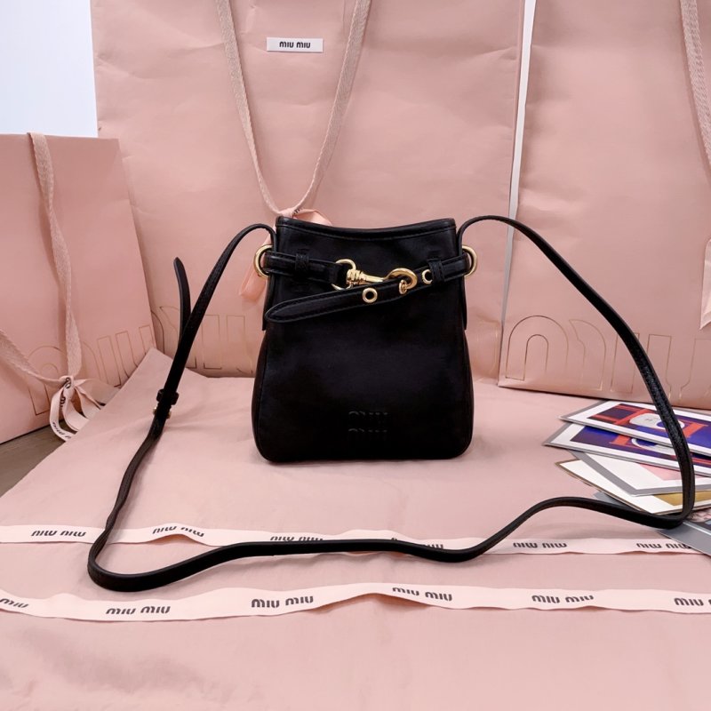 Мини сумка Miu Miu Bucket кожаная с карабином