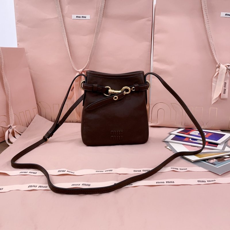 Мини сумка Miu Miu Bucket кожаная с карабином