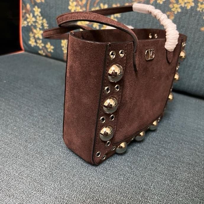 Мини сумка шоппер Valentino Garavani Nellcote Grained Calfskin 21 см фото 3