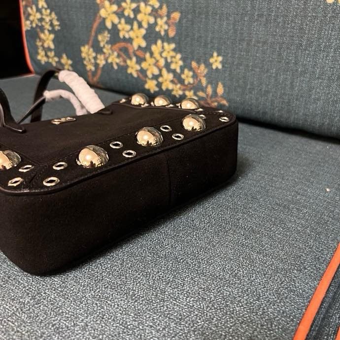 Мини сумка шоппер Valentino Garavani Nellcote Grained Calfskin 21 см фото 4