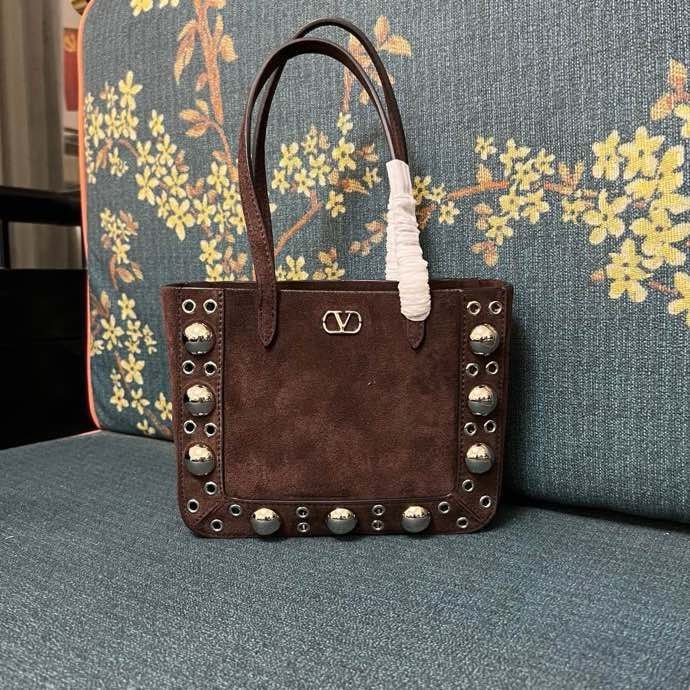 Мини сумка шоппер Valentino Garavani Nellcote Grained Calfskin 21 см фото 6