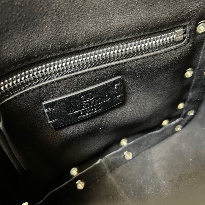 Мини сумка шоппер Valentino Garavani Nellcote Grained Calfskin 21 см фото 6