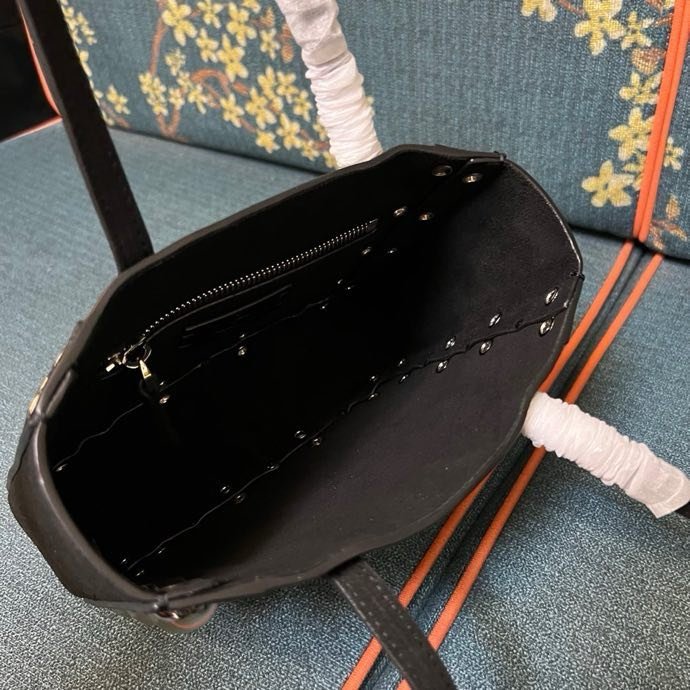 Мини сумка шоппер Valentino Garavani Nellcote Grained Calfskin 21 см фото 7