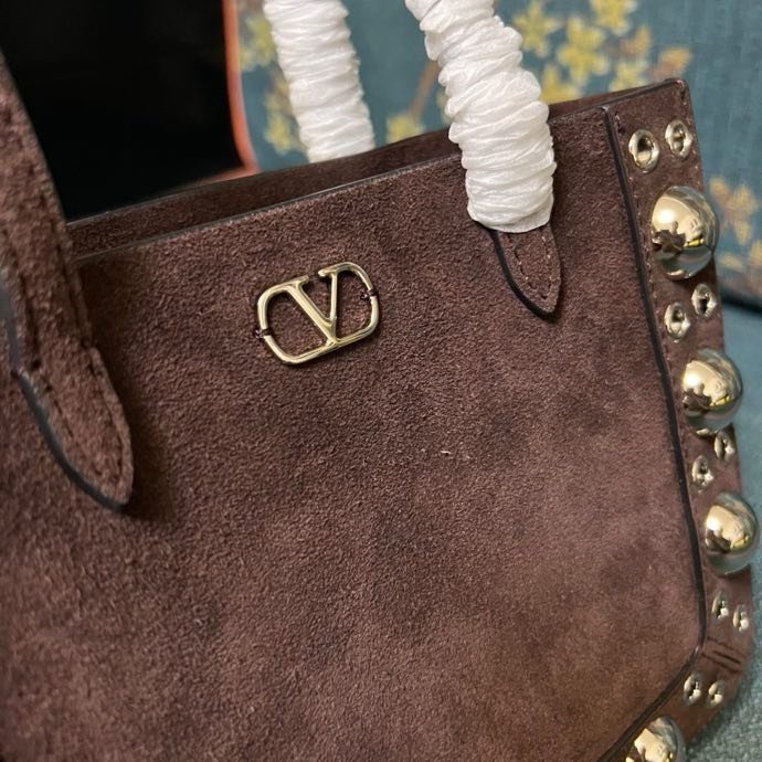 Мини сумка шоппер Valentino Garavani Nellcote Grained Calfskin 21 см фото 8