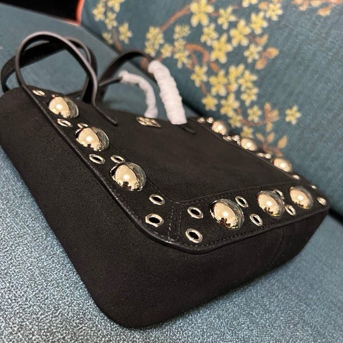 Мини сумка шоппер Valentino Garavani Nellcote Grained Calfskin 21 см фото 9