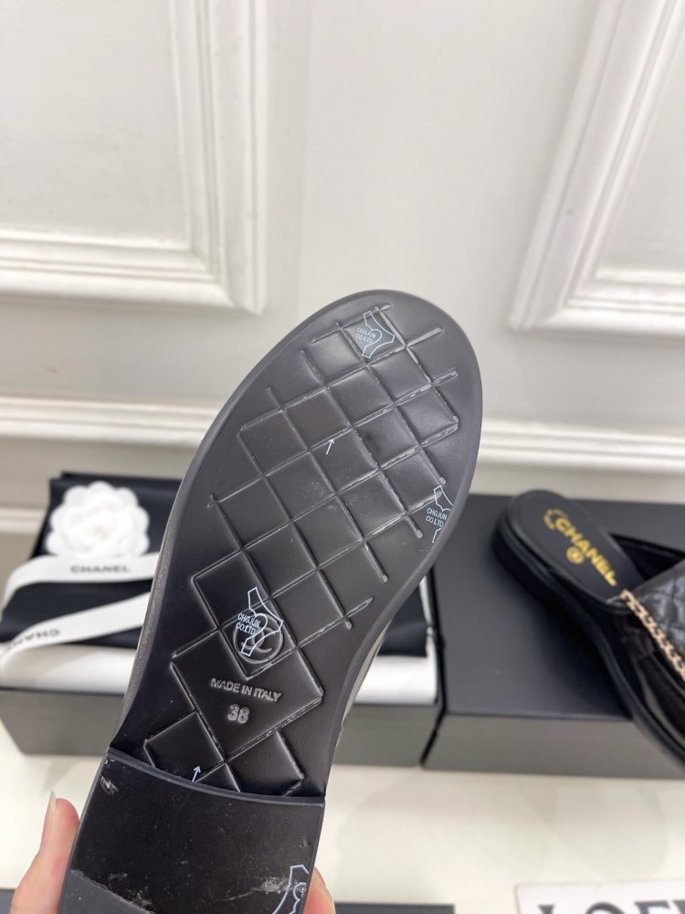 Мюли leather from buckle and double chain фото 9