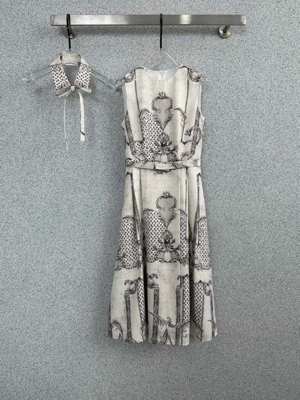 Модное классическое платье без рукавов