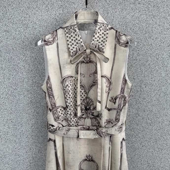 Модное классическое платье без рукавов фото 2