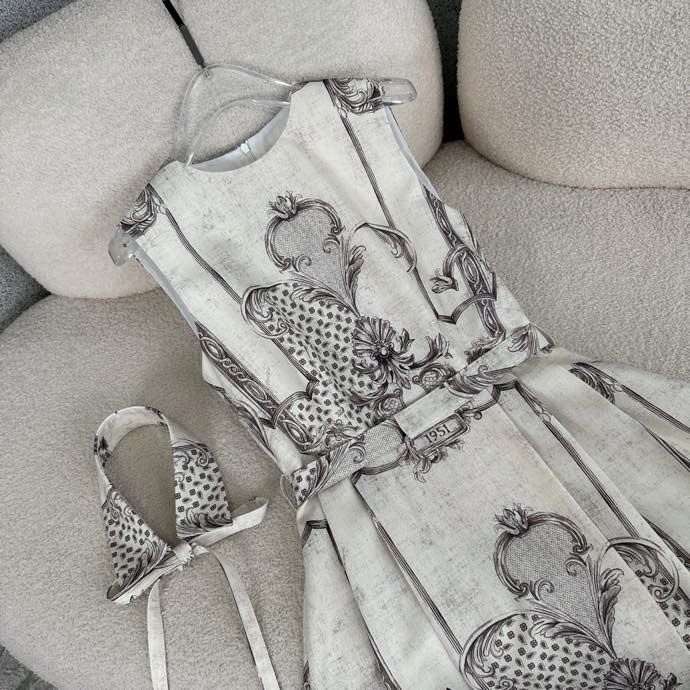 Модное классическое платье без рукавов фото 6