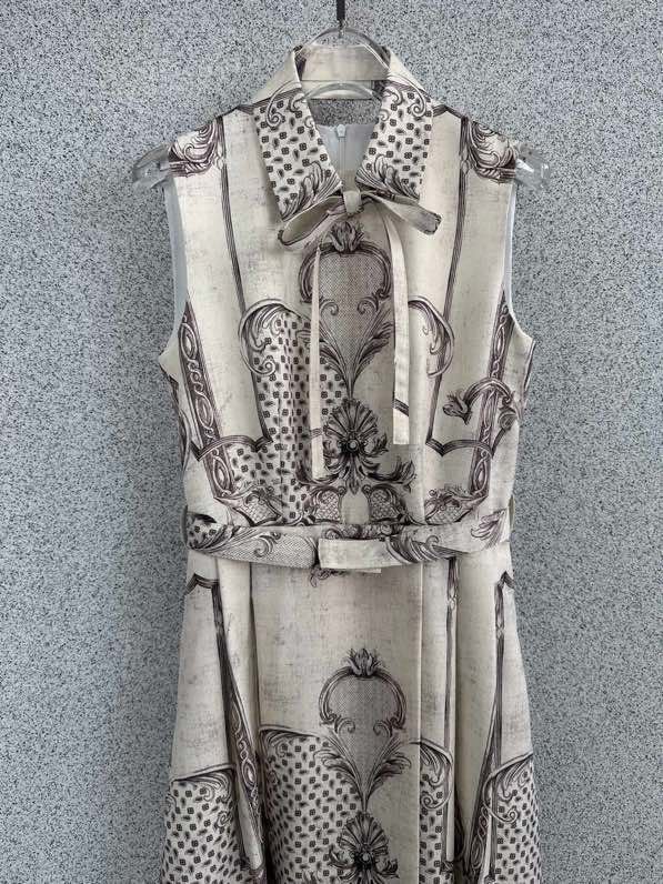 Модное классическое платье без рукавов фото 9