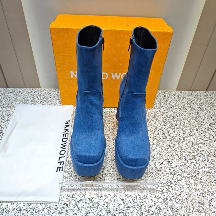 Fashionable Ankle boots on high heel фото 2