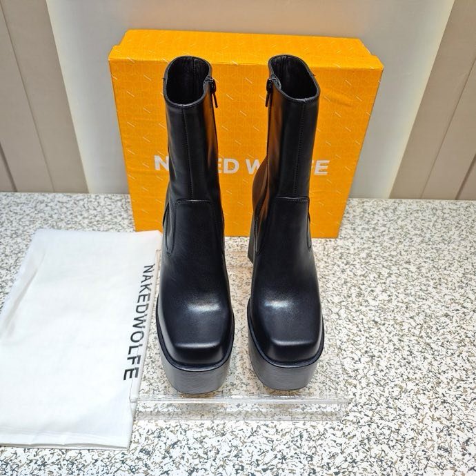 Fashionable Ankle boots on high heel фото 2