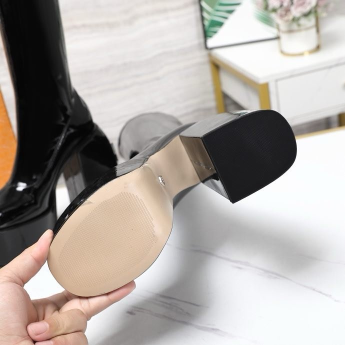 Fashionable Ankle boots on high heel фото 3