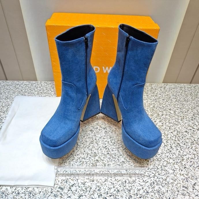 Fashionable Ankle boots on high heel фото 3