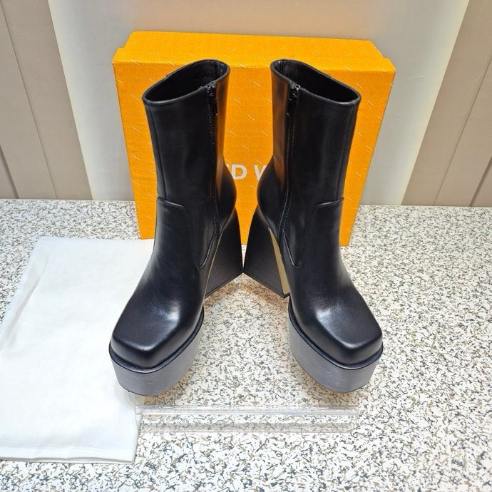 Fashionable Ankle boots on high heel фото 3