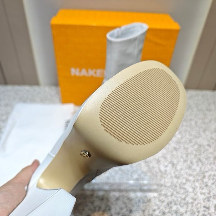 Fashionable Ankle boots on high heel фото 3