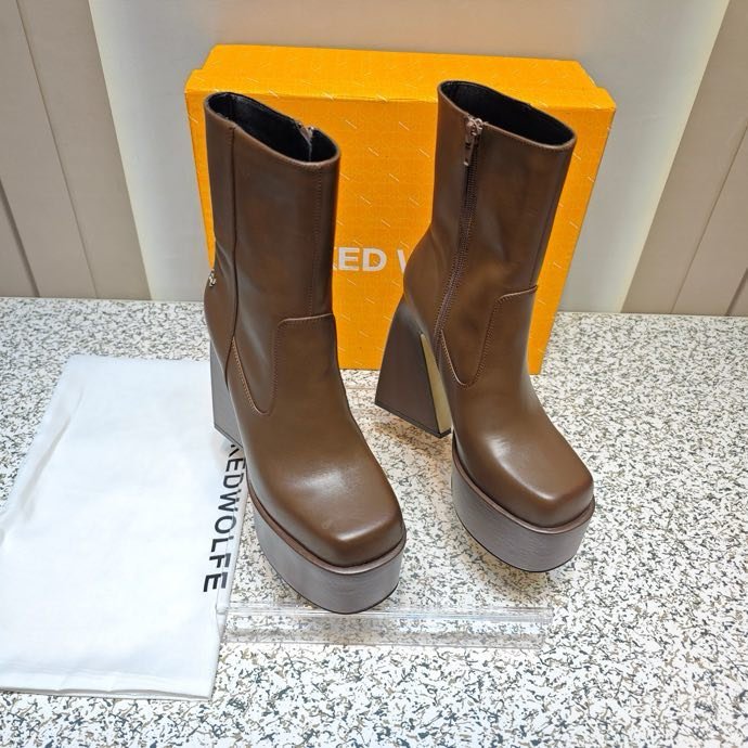 Fashionable Ankle boots on high heel фото 3