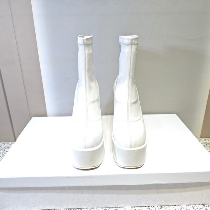 Fashionable Ankle boots on high heel фото 3