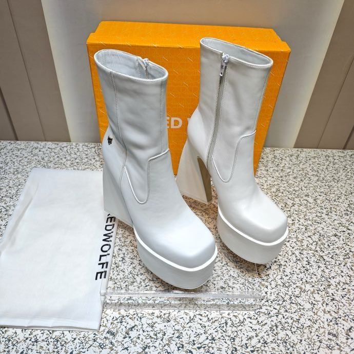 Fashionable Ankle boots on high heel фото 4