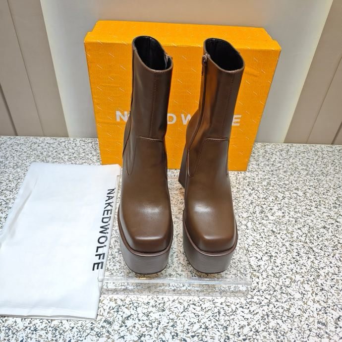 Fashionable Ankle boots on high heel фото 4