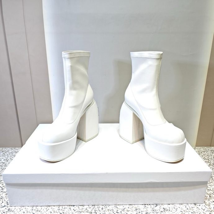 Fashionable Ankle boots on high heel фото 4