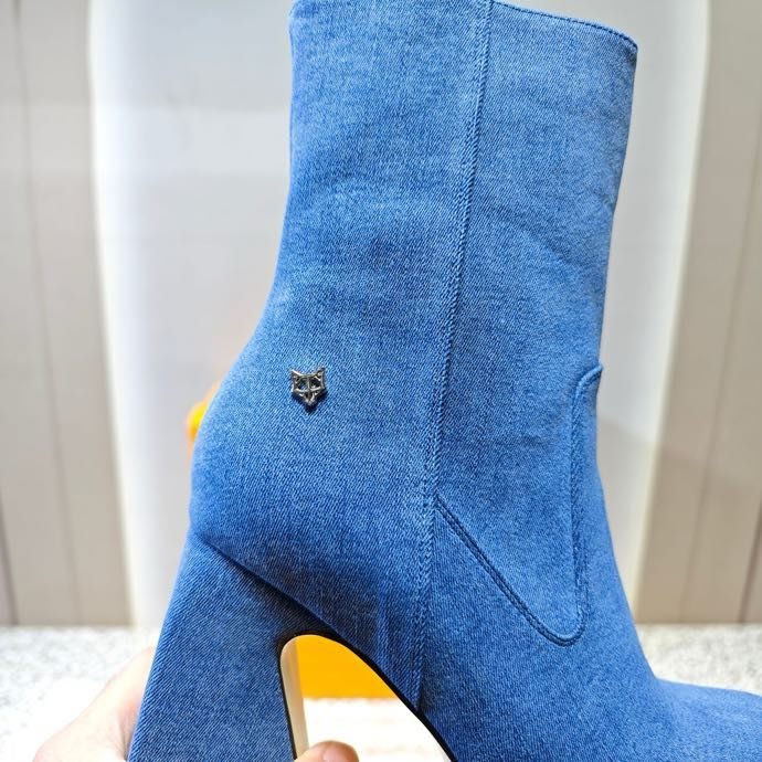 Fashionable Ankle boots on high heel фото 5