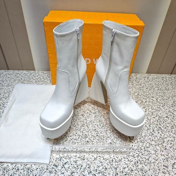 Fashionable Ankle boots on high heel фото 5