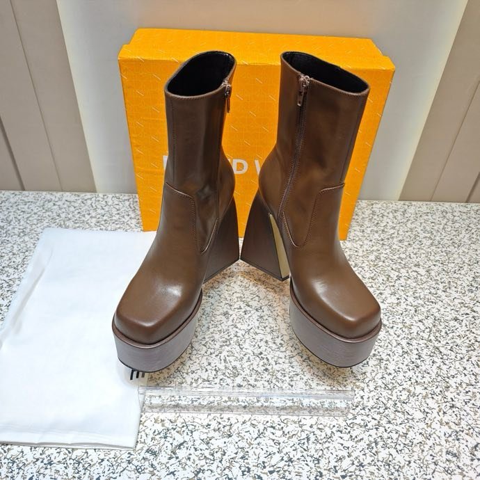 Fashionable Ankle boots on high heel фото 5